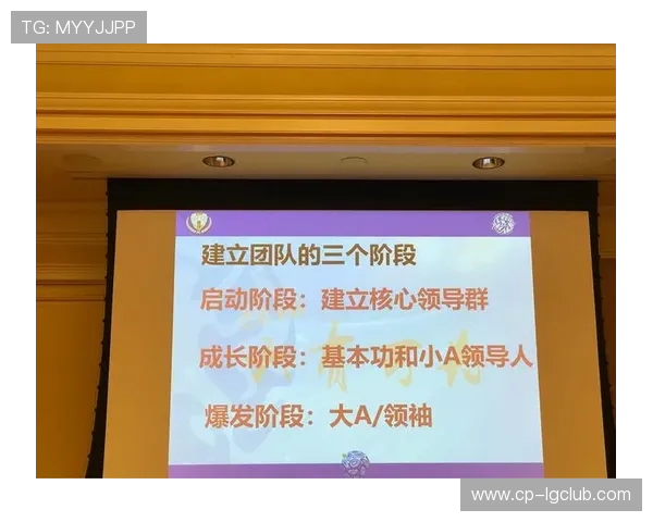 如何以足球防守球员为核心构建强大球队阵容与战术体系